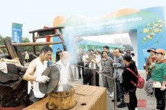 北菜籽油现场煎炸的鸡蛋、豆腐、面窝喷鼻气四